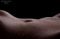 /album/fotogalerie-sinnliches/wassertropfen-auf-der-haut-akt-foto-web-5405-2-jpg/